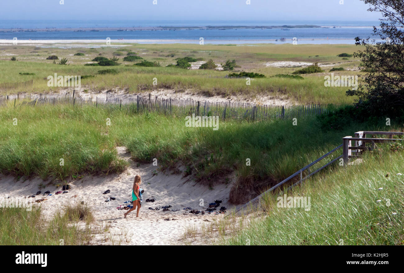 Weibliche Teenager verlassen den Strand nach einem Tag in der Sonne. Stockfoto