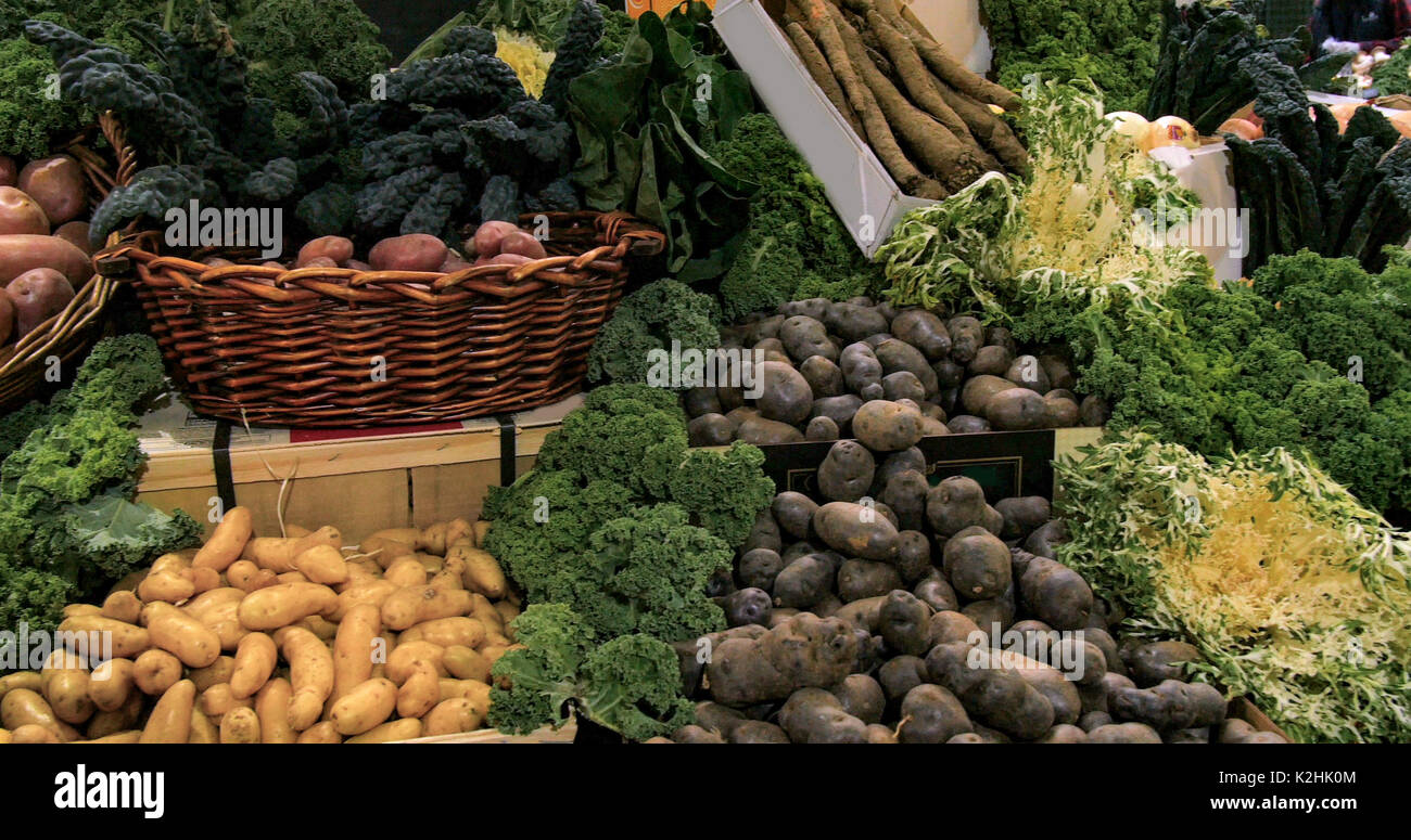 Blick auf eine Anzeige von verschiedenen Vielfalt organischer Kartoffeln Stockfoto