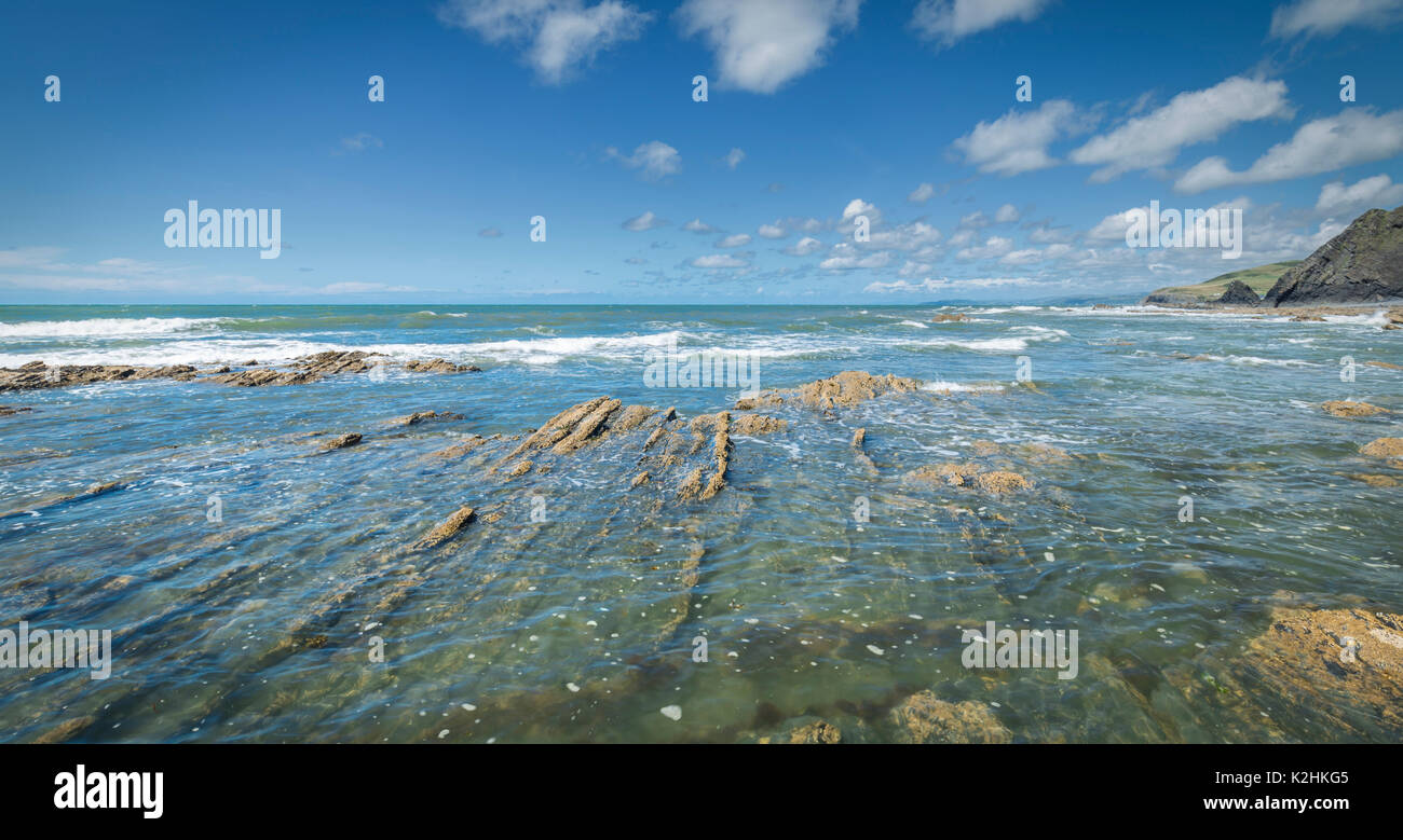 Malerische Aussicht über Kristallklares Meer, Felsen und Klippen Stockfoto