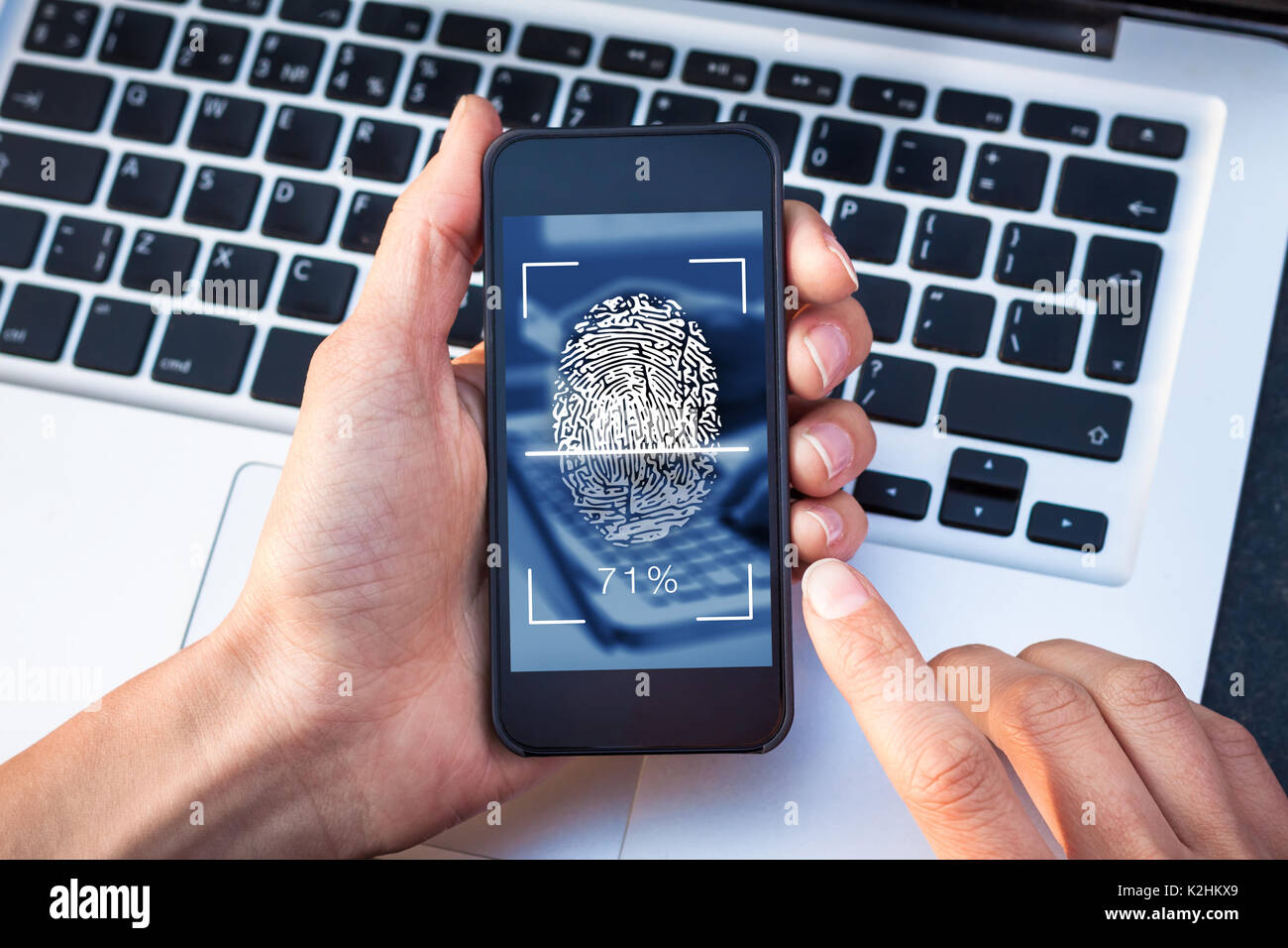 Scannen von Fingerabdrücken auf dem Smartphone Bildschirm mit dem Finger berühren Biometrische digitale Scanner, Identitätsprüfung, cybersecurity access control Stockfoto
