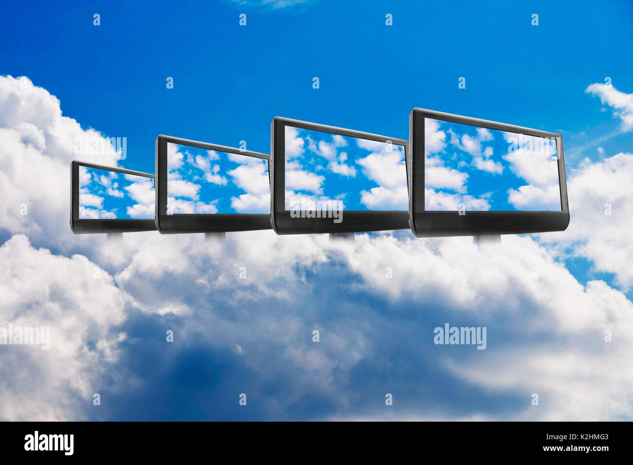 Reihe von Monitoren in den Wolken Stockfoto