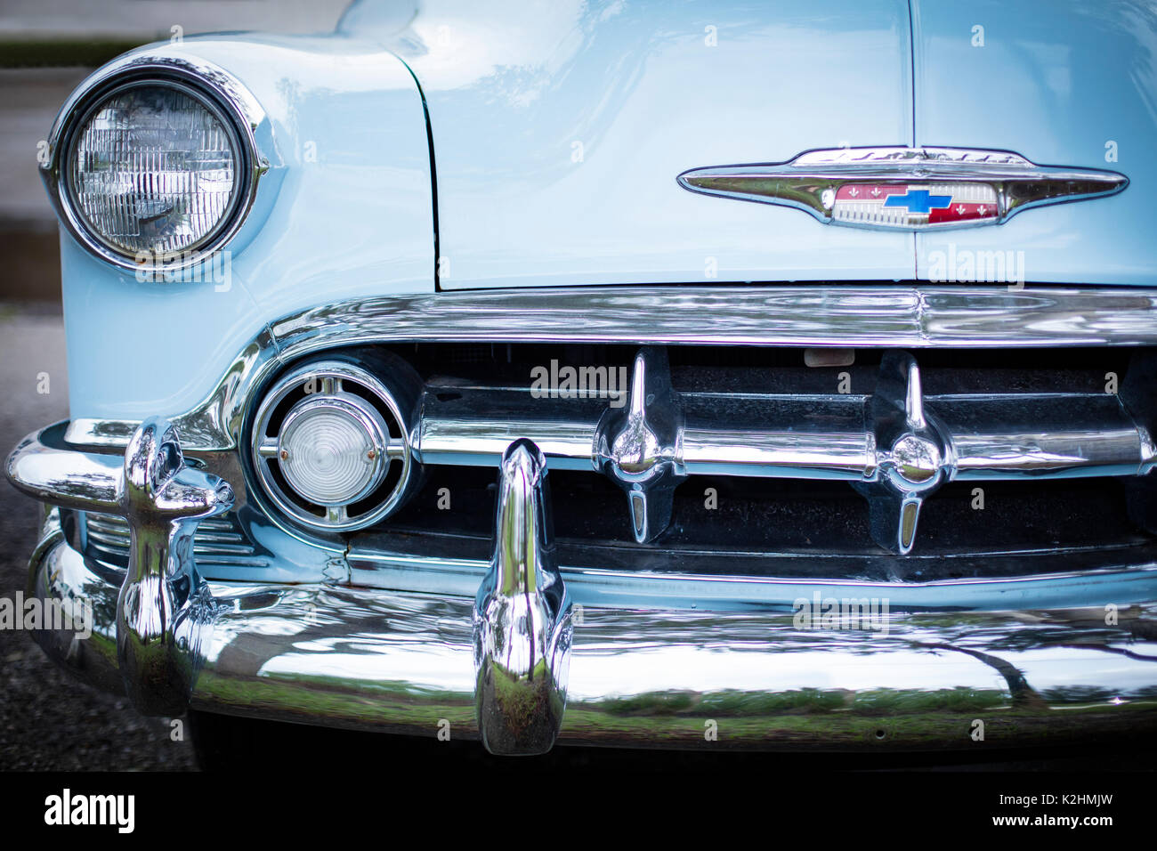 Frontgrill aus einem hellblauen 1953 Chevrolet Bel Air zu einem klassischen Restaurierung Auto Shop, Naples, Florida, USA Stockfoto