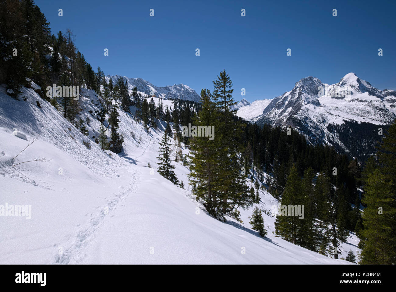 Spuren im Schnee führen zu King's House Schachen, Bayern, Deutschland Stockfoto