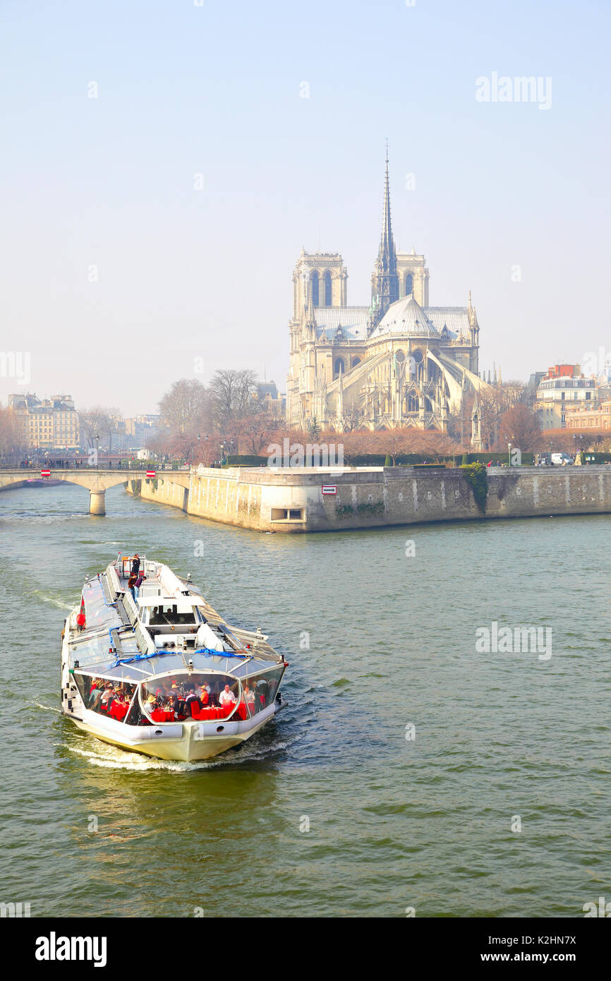 Paris, Frankreich, 05.März 2011: touristische Freizeiteinrichtungen Boot schwimmt in der Nähe von Notre Dame de Paris. Stockfoto