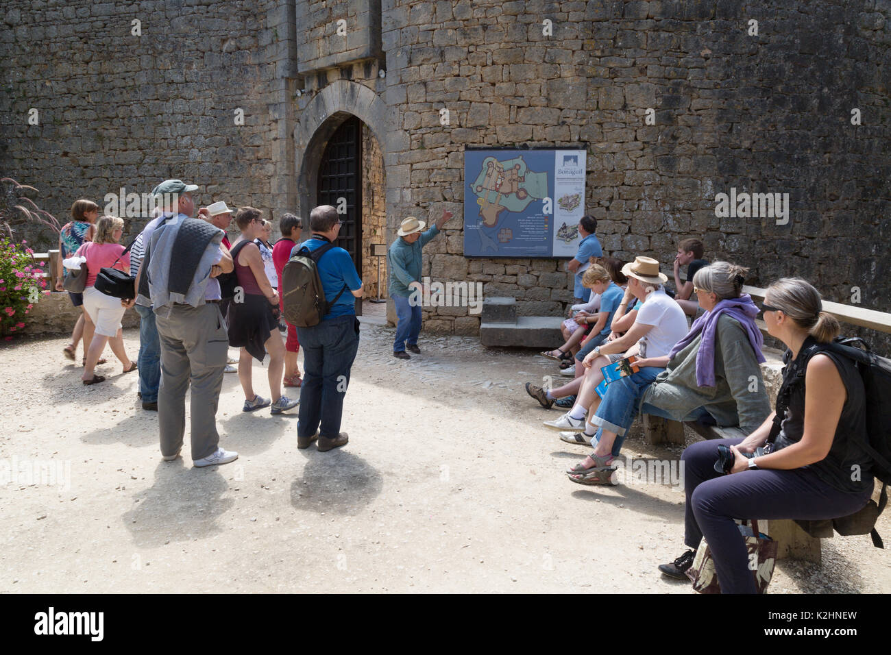 Touristen auf eine geführte Tour, Chateau de Bonaguil, eine mittelalterliche Burg im Tal des Lot, Aquitaine Frankreich Stockfoto