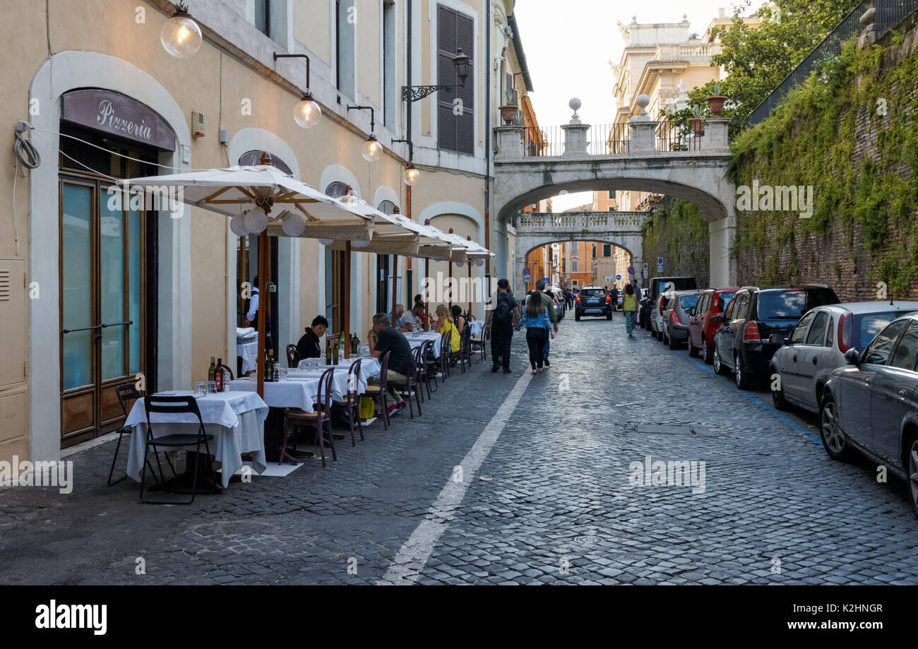 Touristen auf der Via della Pilotta, Straße in Rom, Italien Stockfoto