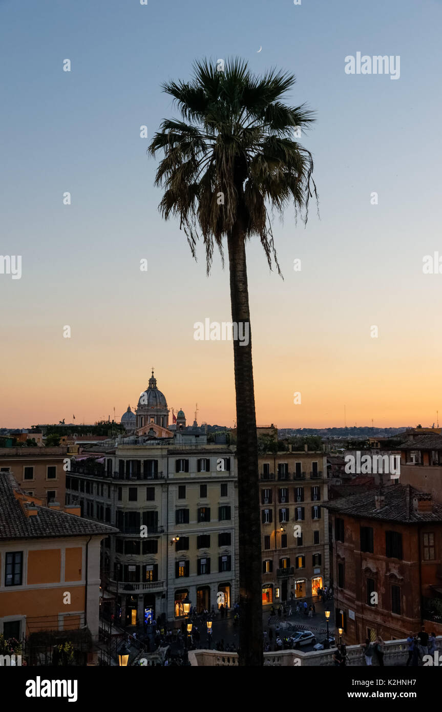 Blick auf den Sonnenuntergang von der Spitze der Spanischen Treppe in Rom, Italien Stockfoto