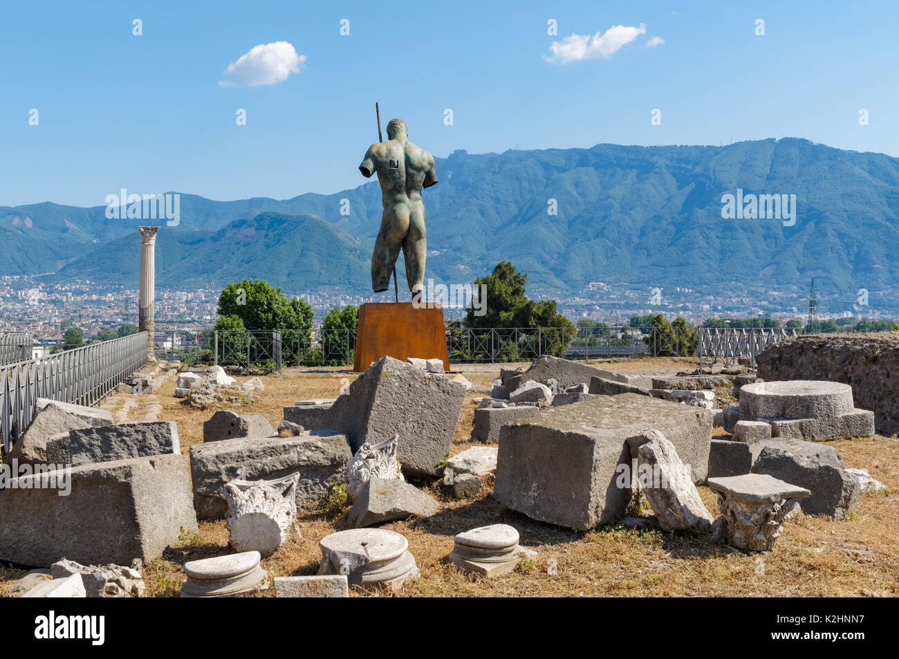 Igor Mitoraj Bronze Skulptur an die römischen Ruinen von Pompeji, Italien Stockfoto