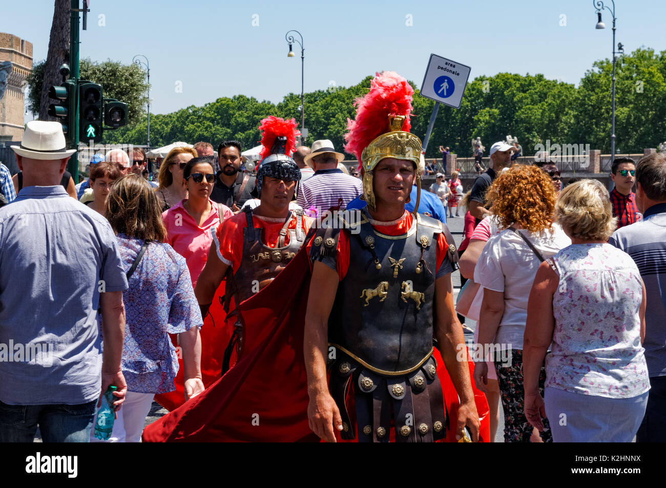 Männer, die als alte römische Soldaten verkleidet waren, die in Rom, Italien, unter Touristen spazieren Stockfoto