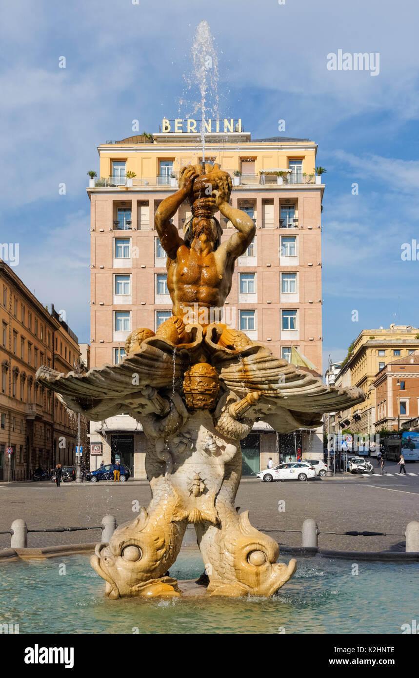 Triton Brunnen in der Mitte der Piazza Barberini in Rom, Italien Stockfoto