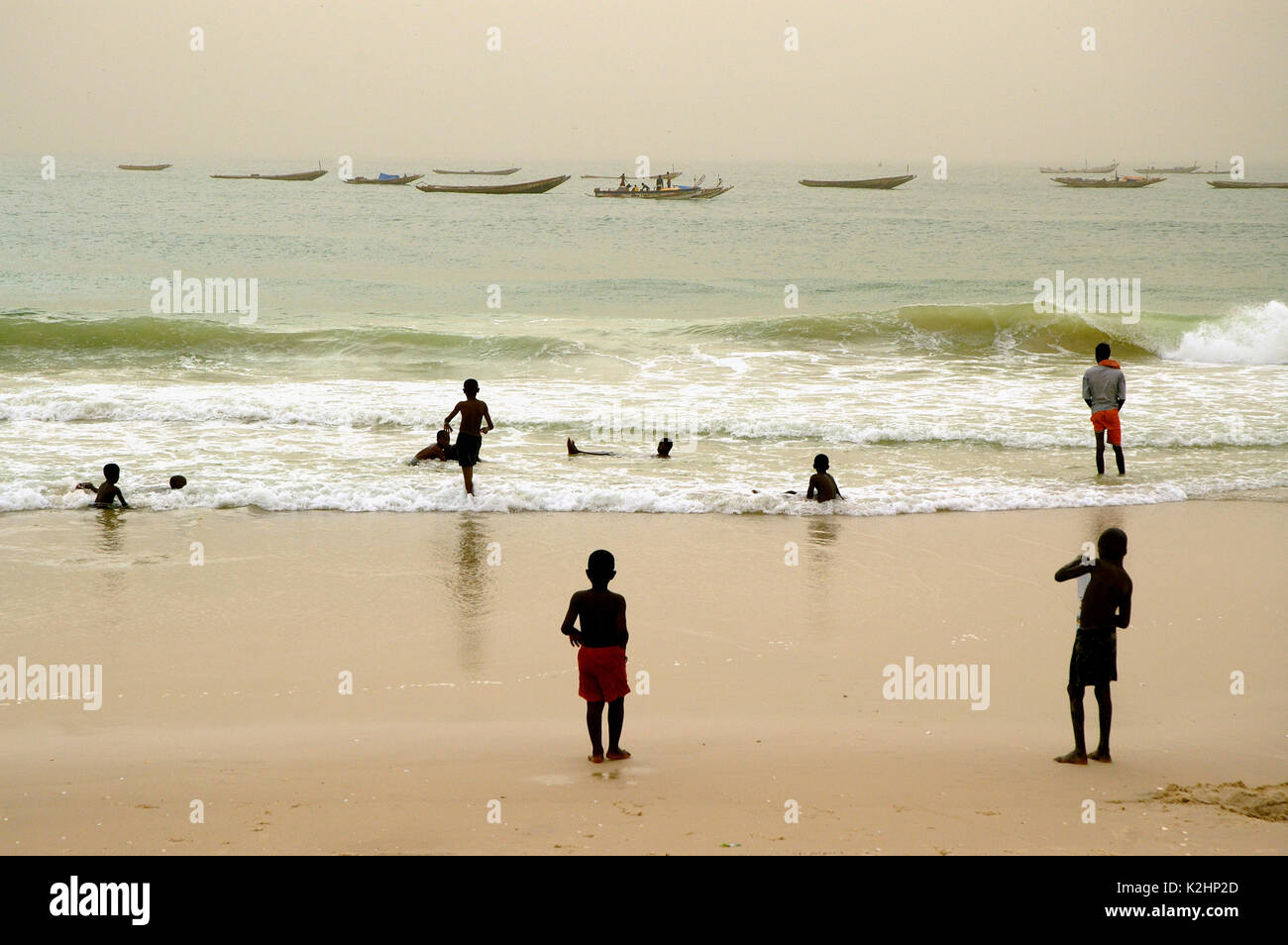 Jungen am Strand. Nouakchott, Mauretanien Stockfoto