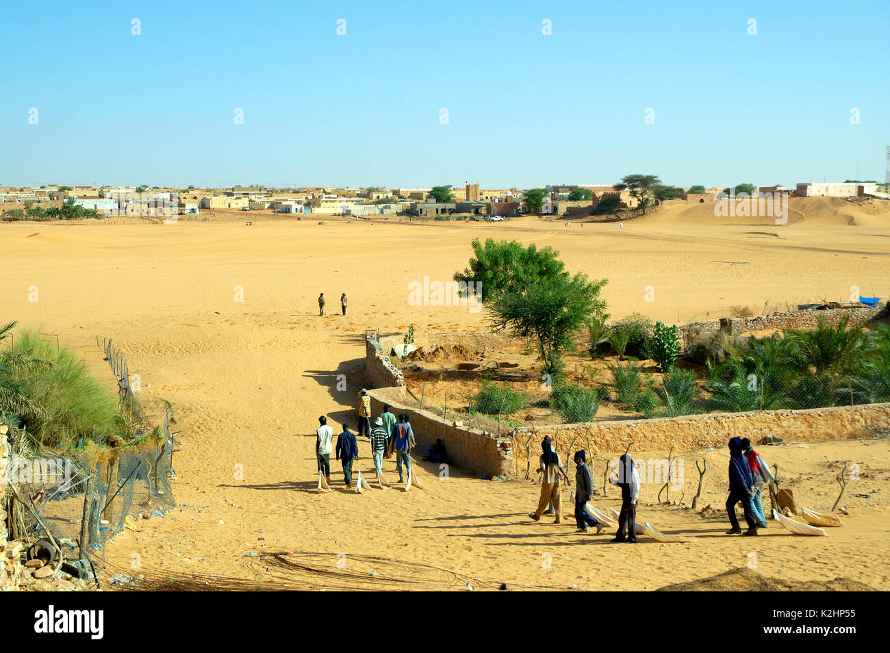 Chinguetti. Leute, die Sand die Ksour, die Altstadt, die zum UNESCO-Weltkulturerbe zu lösen. Mauretanien Stockfoto