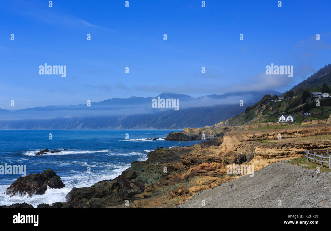 Erosion markiert die Hügel entlang der zerklüfteten kalifornischen Küste mit Bergen und Nebel Stockfoto