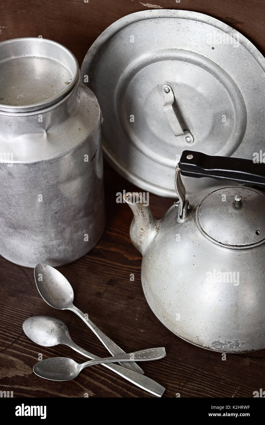 Vintage Aluminium Geschirr sind, Milch, Löffel Stockfoto