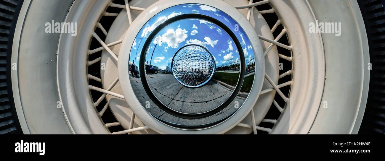 Das Reserverad auf der Rückseite eines klassischen Amerikanischen Auto 1934 in Wisconsin gefunden. Stockfoto