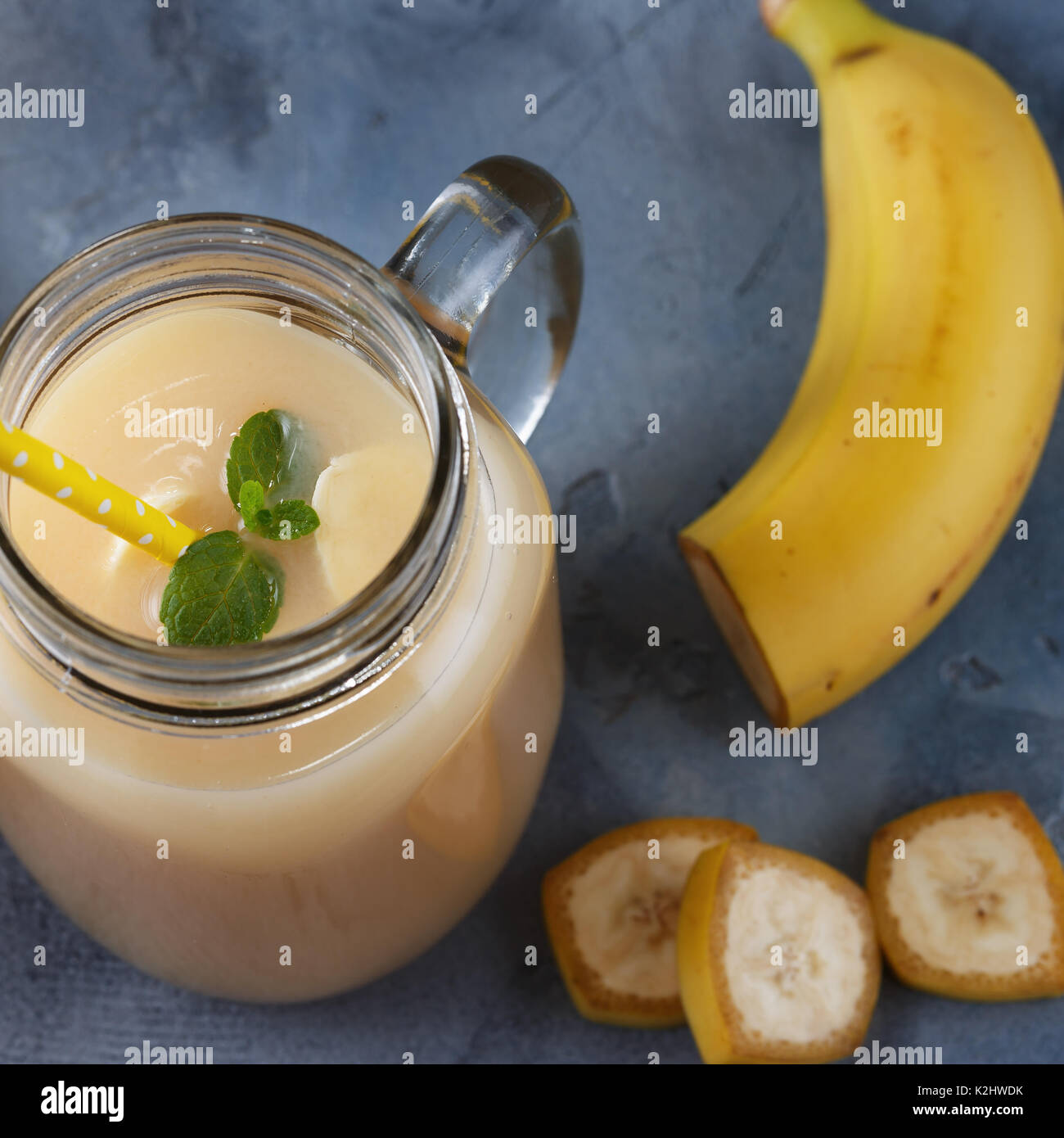 Frisch Smoothies aus Stücken von einer Banane vorbereitet Stockfoto