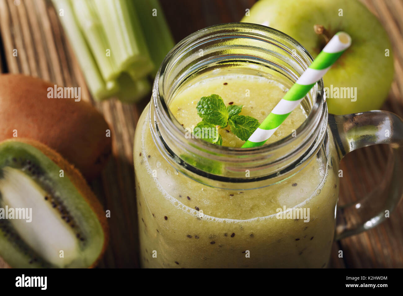 Frisch smoothies von Apple, Kiwi, Sellerie, close-up Stockfoto