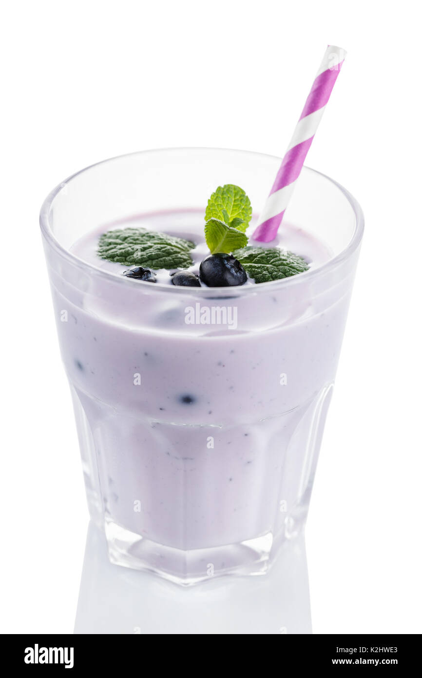 Glas Joghurt mit Blaubeeren und Minze auf weißem Hintergrund Stockfoto