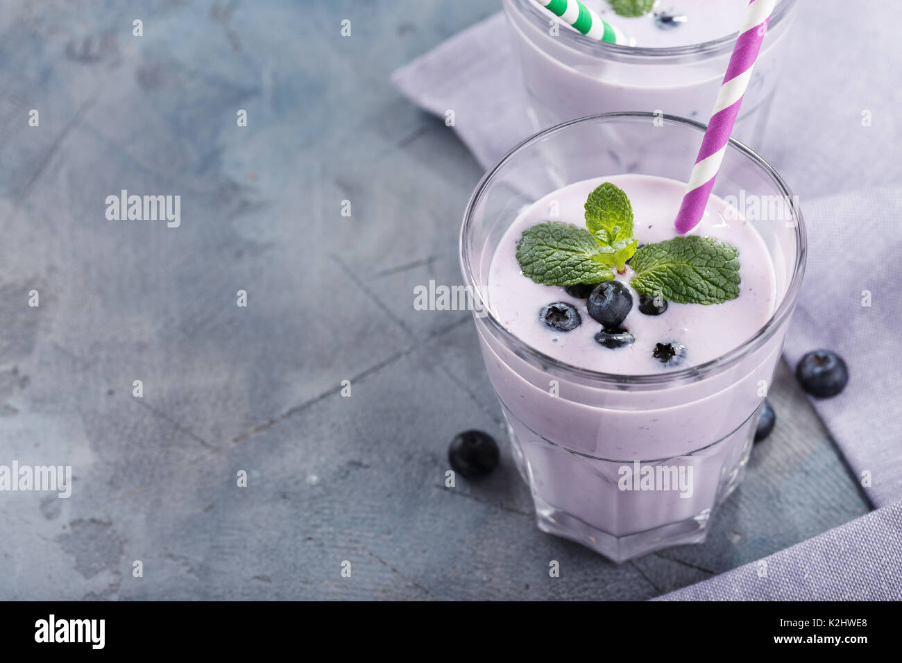 Glas Joghurt mit Blaubeeren und Minze mit Platz für Text Stockfoto