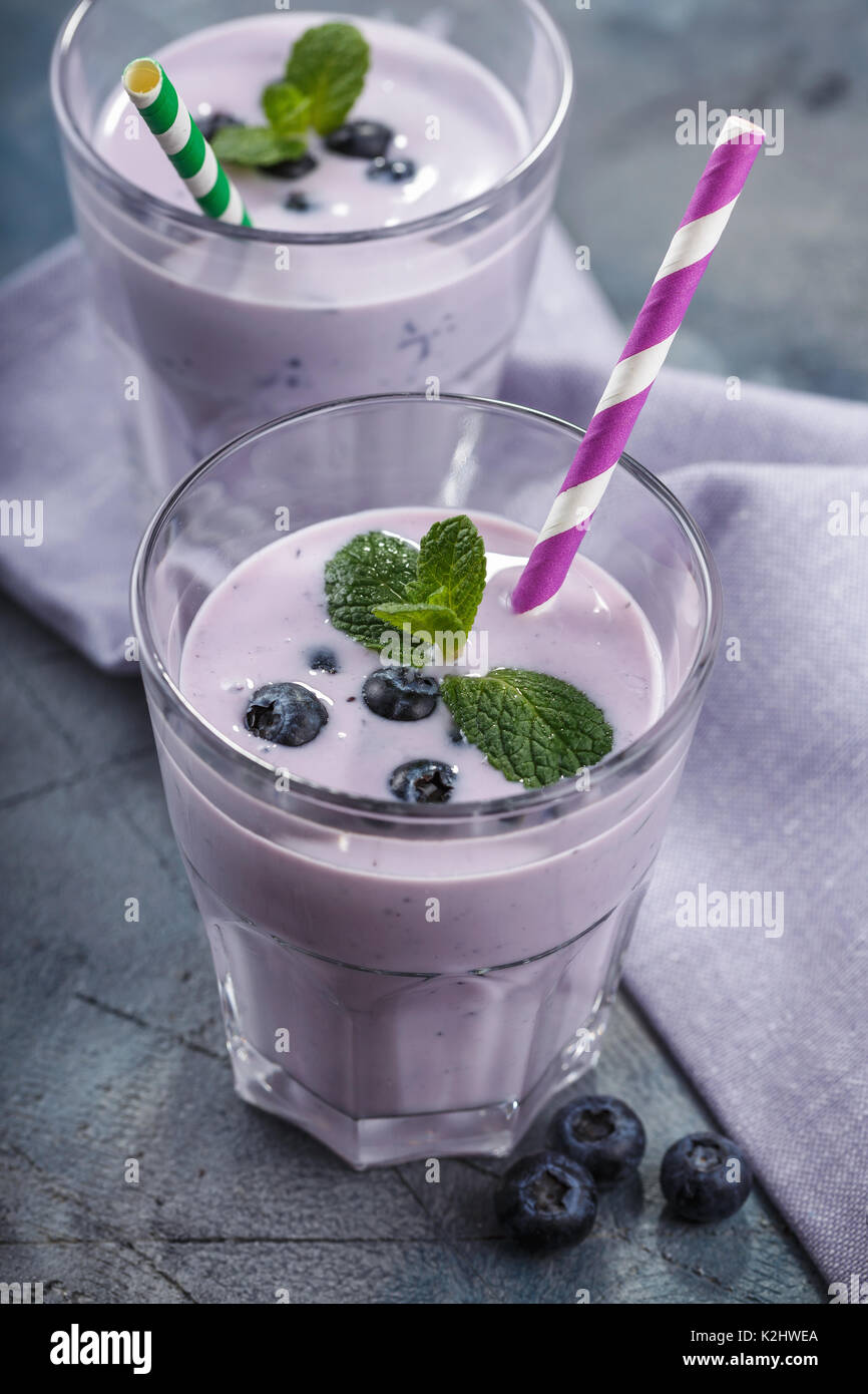 Glas Joghurt mit Blaubeeren und Minzeblättchen Stockfoto