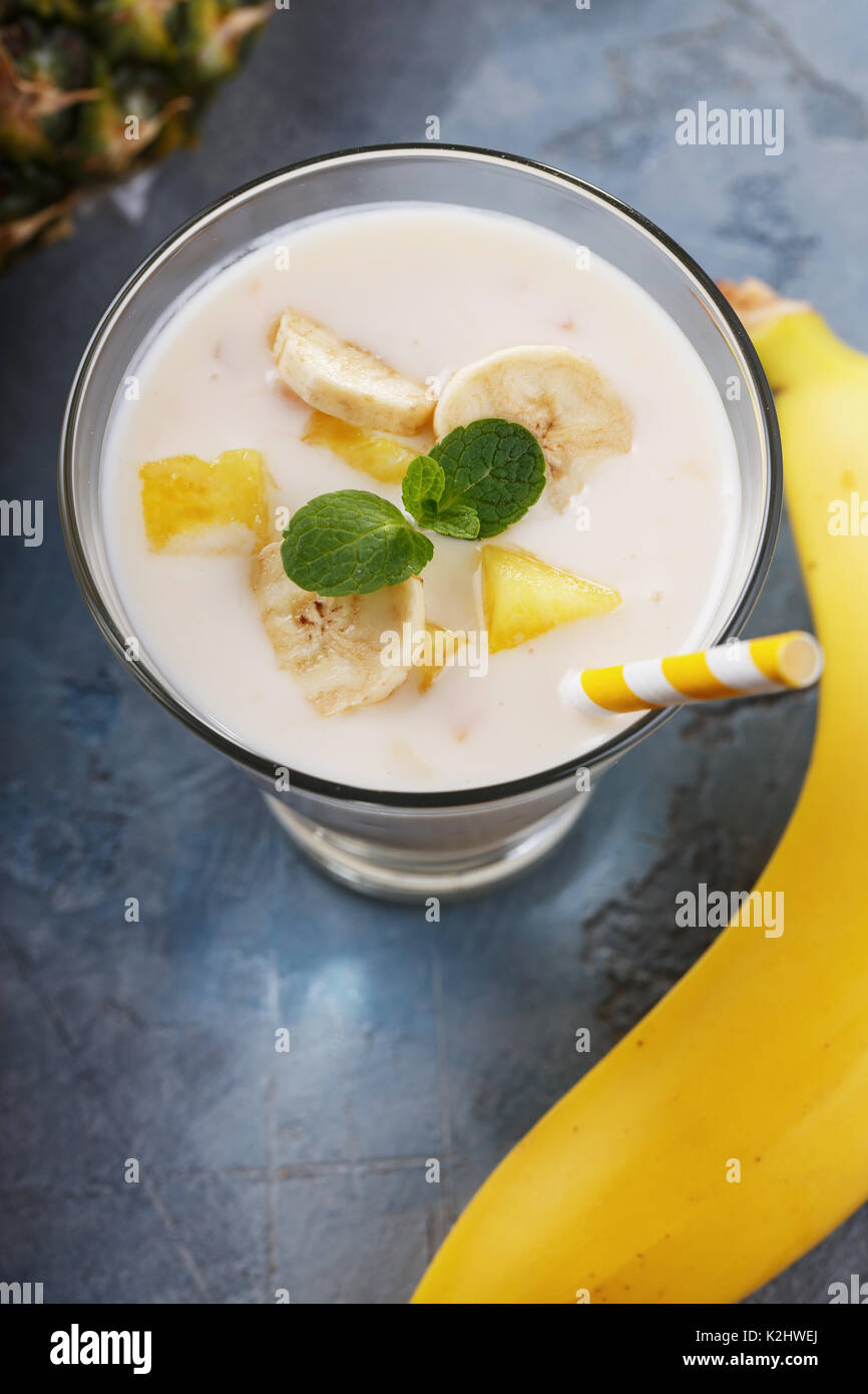 Glas Joghurt mit Banane und Ananas Stockfoto