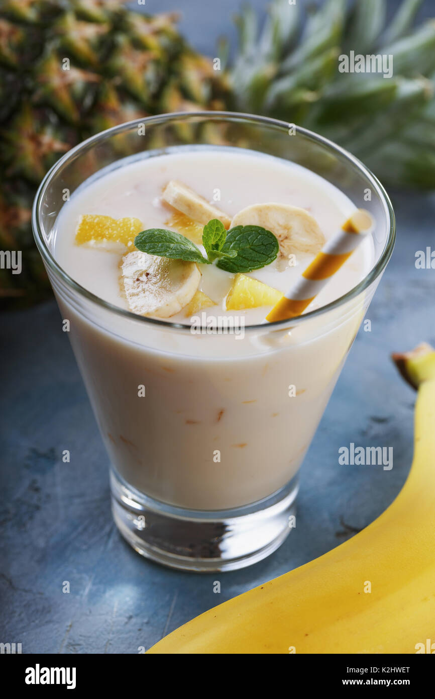 Glas Joghurt mit Banane und Ananas, close-up Stockfoto