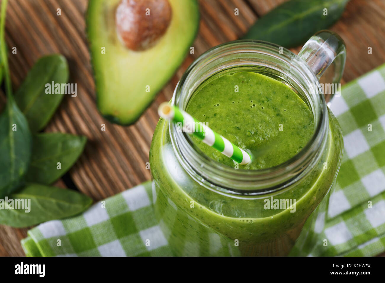 Smoothies von Avocado- und Spinatblätter, Nahaufnahme Stockfoto