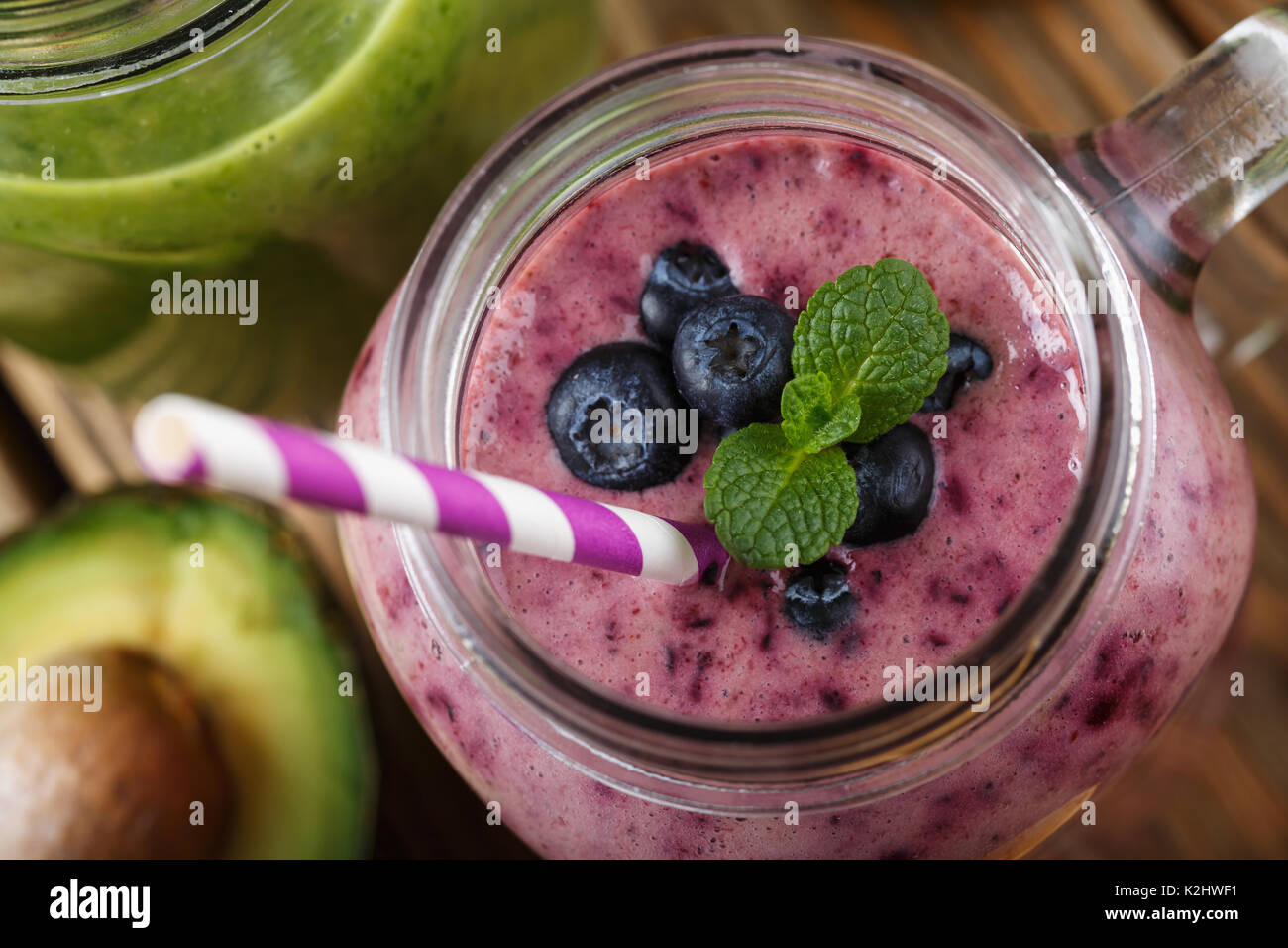 Smoothies der Blaubeere, Banane und Orange im Glas Top View, close-up Stockfoto