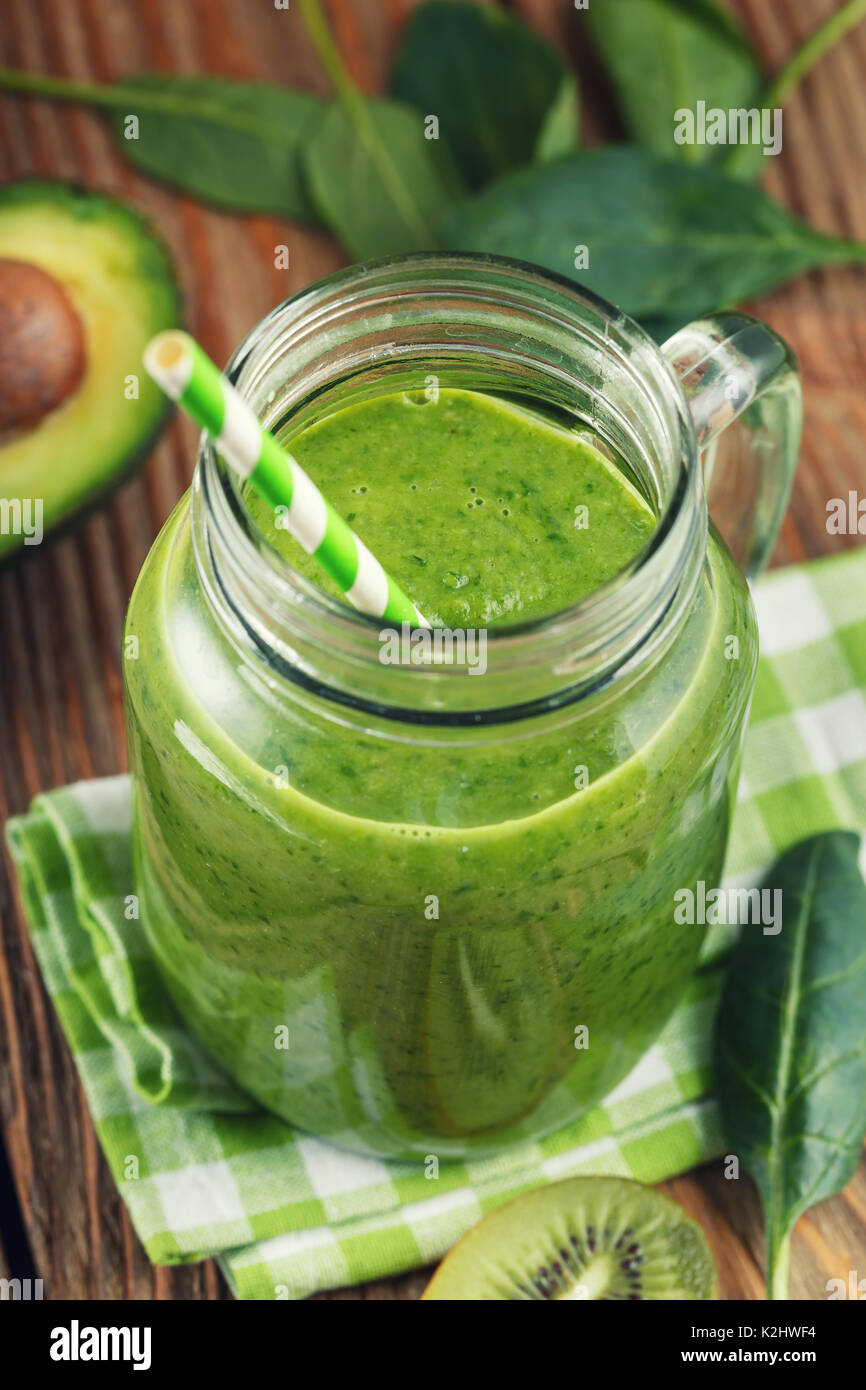 Smoothies von Kiwi, Avocado und Spinatblätter, close-up Stockfoto
