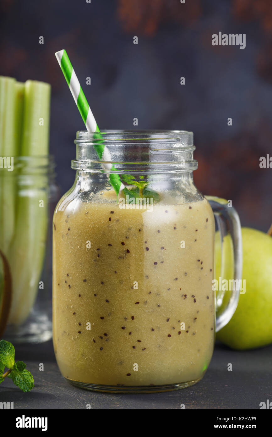 Smoothies, Kiwi, Sellerie und Apfel in einem Glasbehälter Close-up Stockfoto