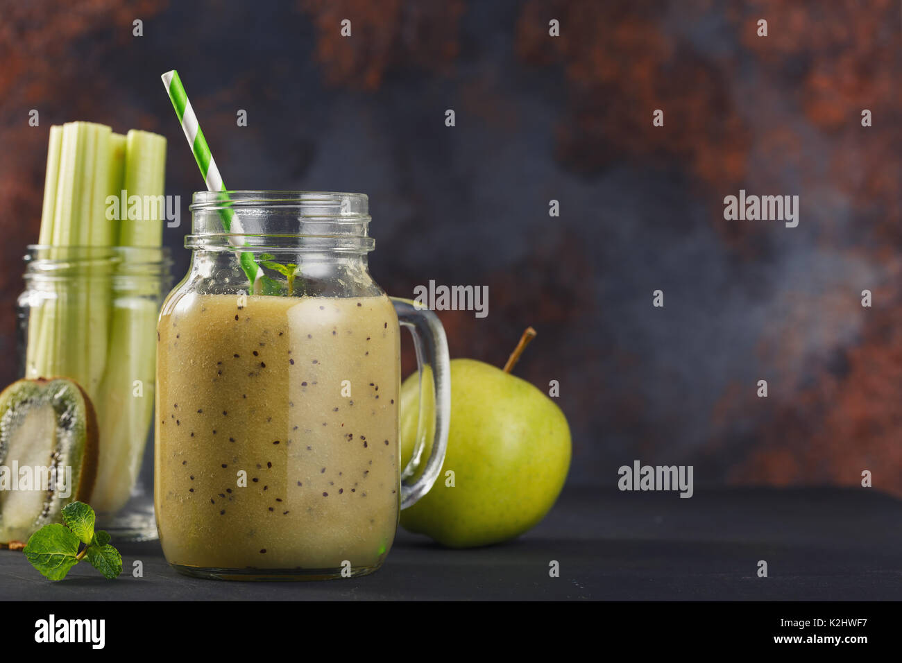 Smoothies, Kiwi, Sellerie und Apfel in einem Glas Glas mit Platz für Text. Close-up Stockfoto