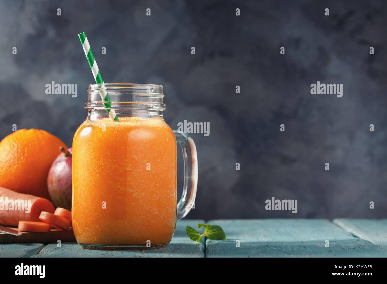 Smoothies von Mango, Orange, Karotte mit Platz für Text Stockfoto