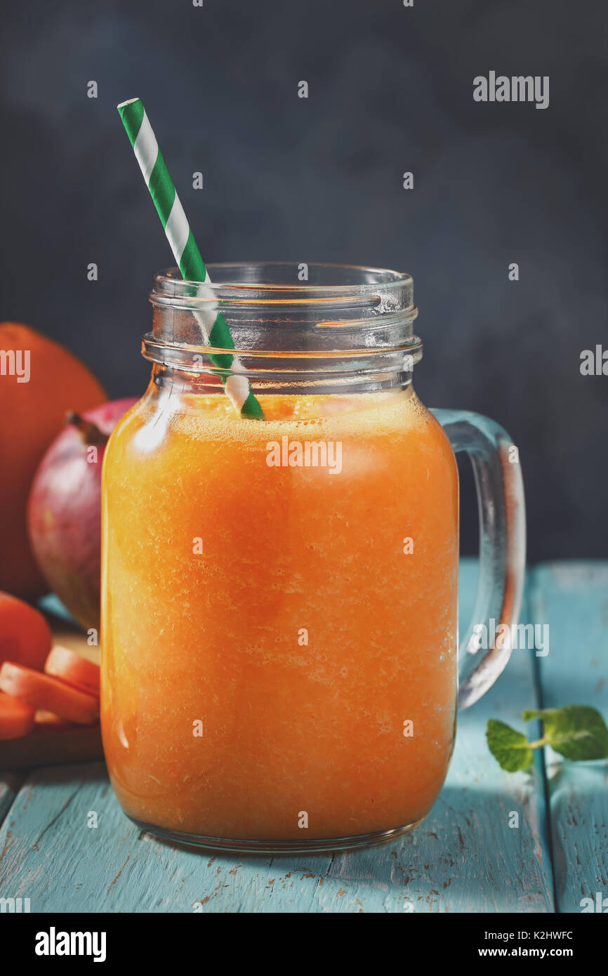 Smoothies von Mango, Orange, Karotte closeup Stockfoto