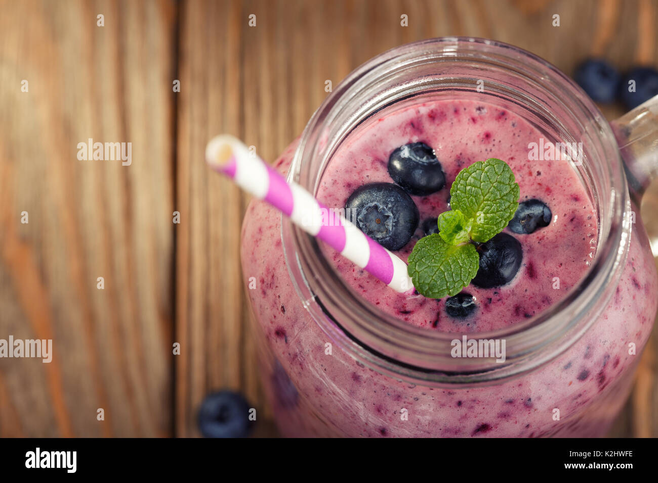 Smoothies zusätzlich mit Blaubeeren und Minze. Platz für Text Stockfoto