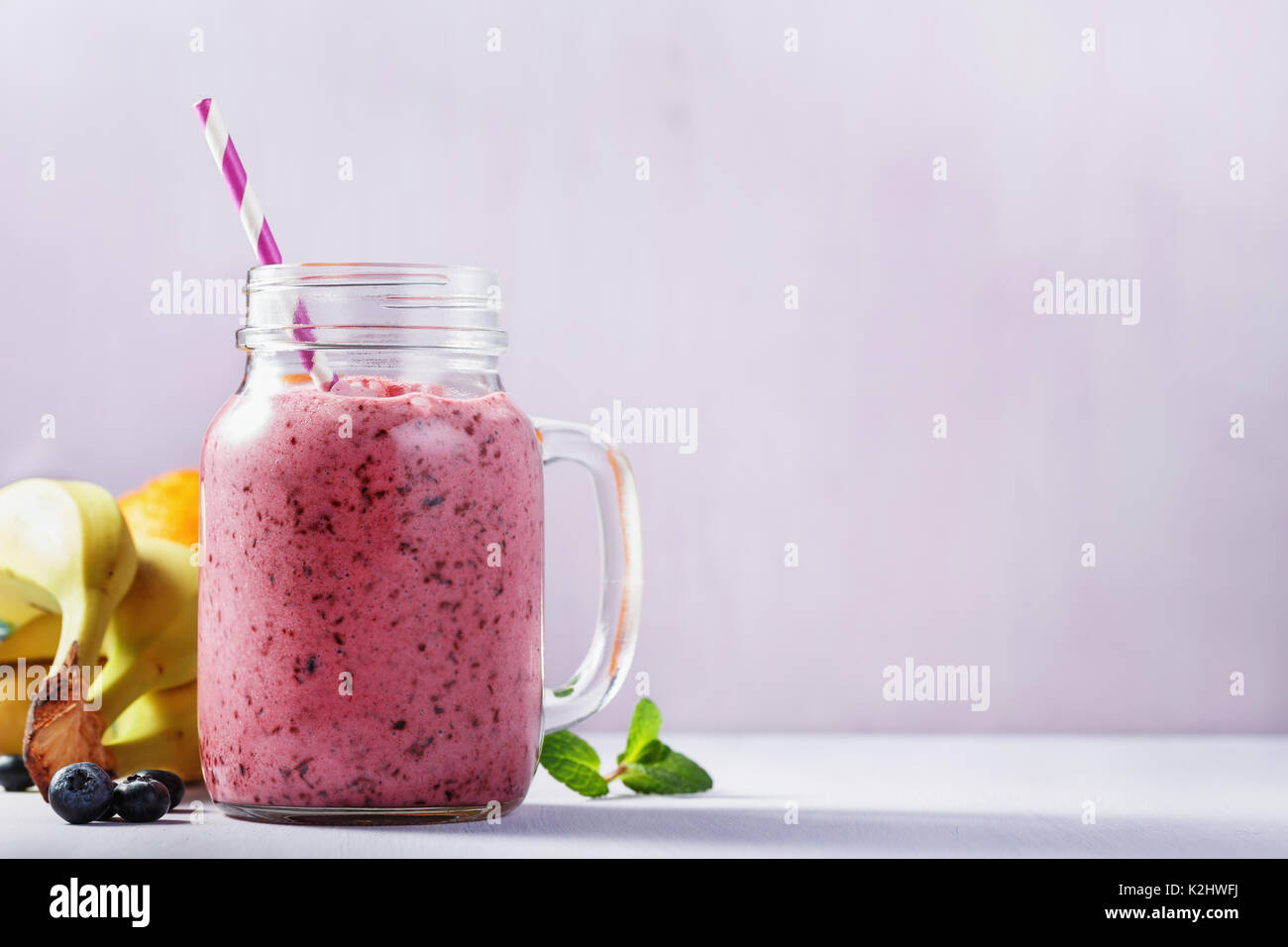 Smoothies zusätzlich mit Blaubeeren, Banane und Orange. Platz für Text Stockfoto