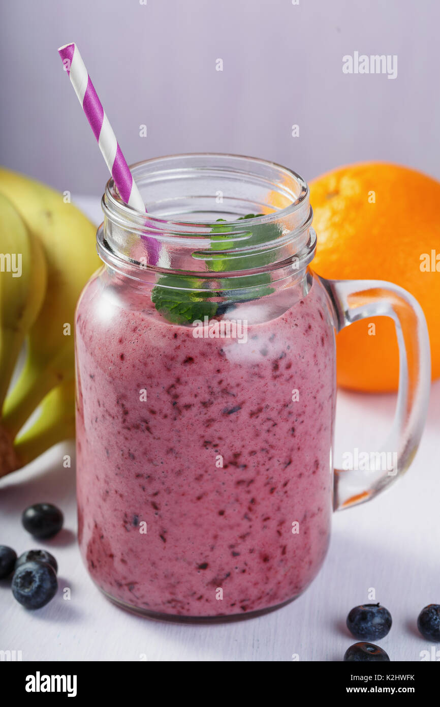 Smoothies zusätzlich mit Blaubeeren, Banane und Orange Stockfoto