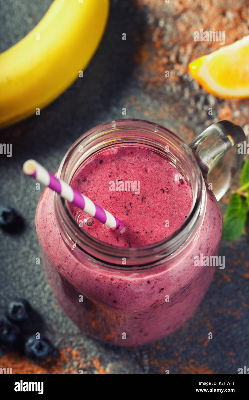 Smoothies zusätzlich mit Blaubeeren Stockfoto