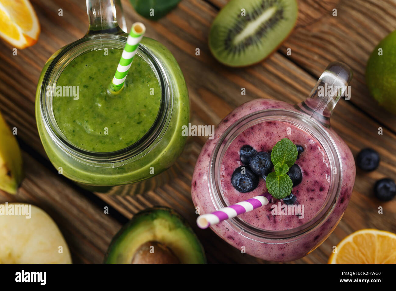 Zwei Dosen von smoothies aus Heidelbeeren, Bananen, Orange und Apfel, Kiwi und Avocado, Ansicht von oben, close-up Stockfoto