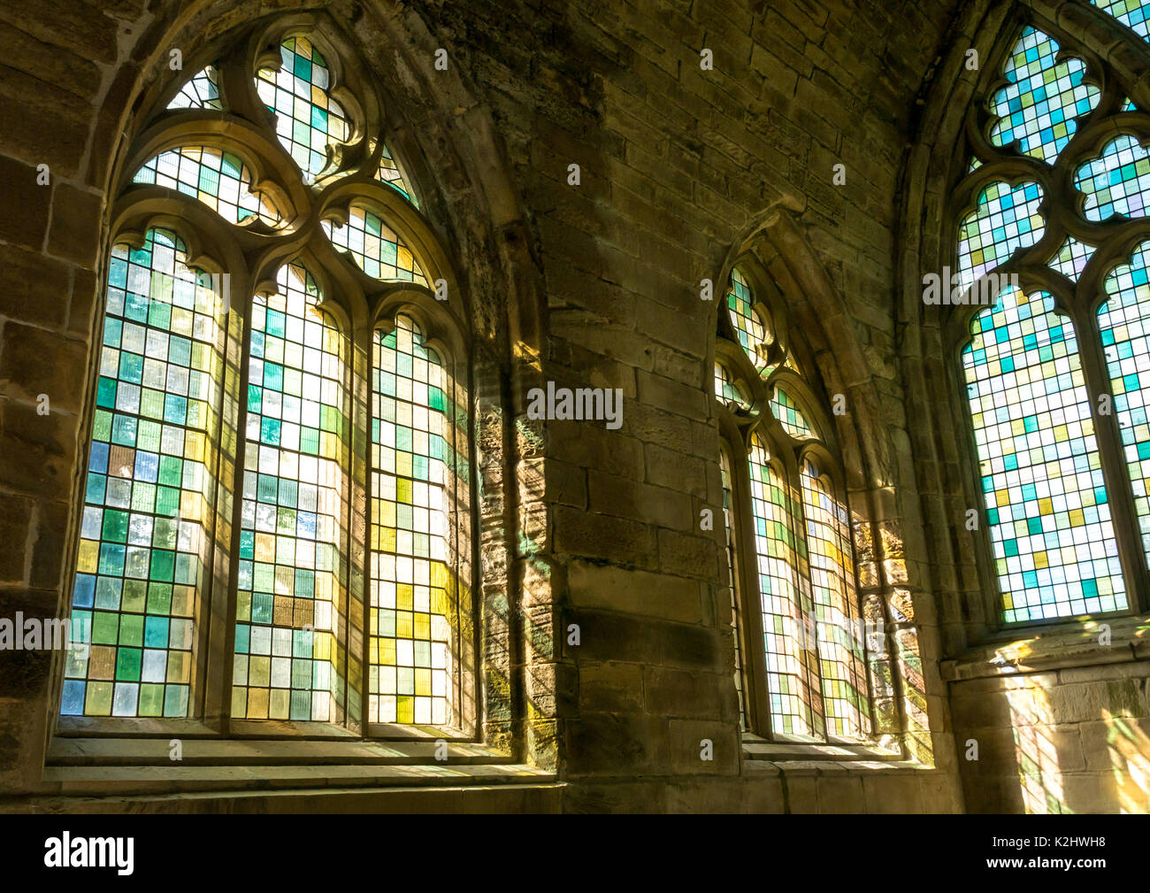 Licht durch farbige Fensterscheiben in kunstvoll gewölbten Fenster aus buntem Glas, mittelalterliche Seton Stiftskirche East Lothian, Schottland, Großbritannien Stockfoto