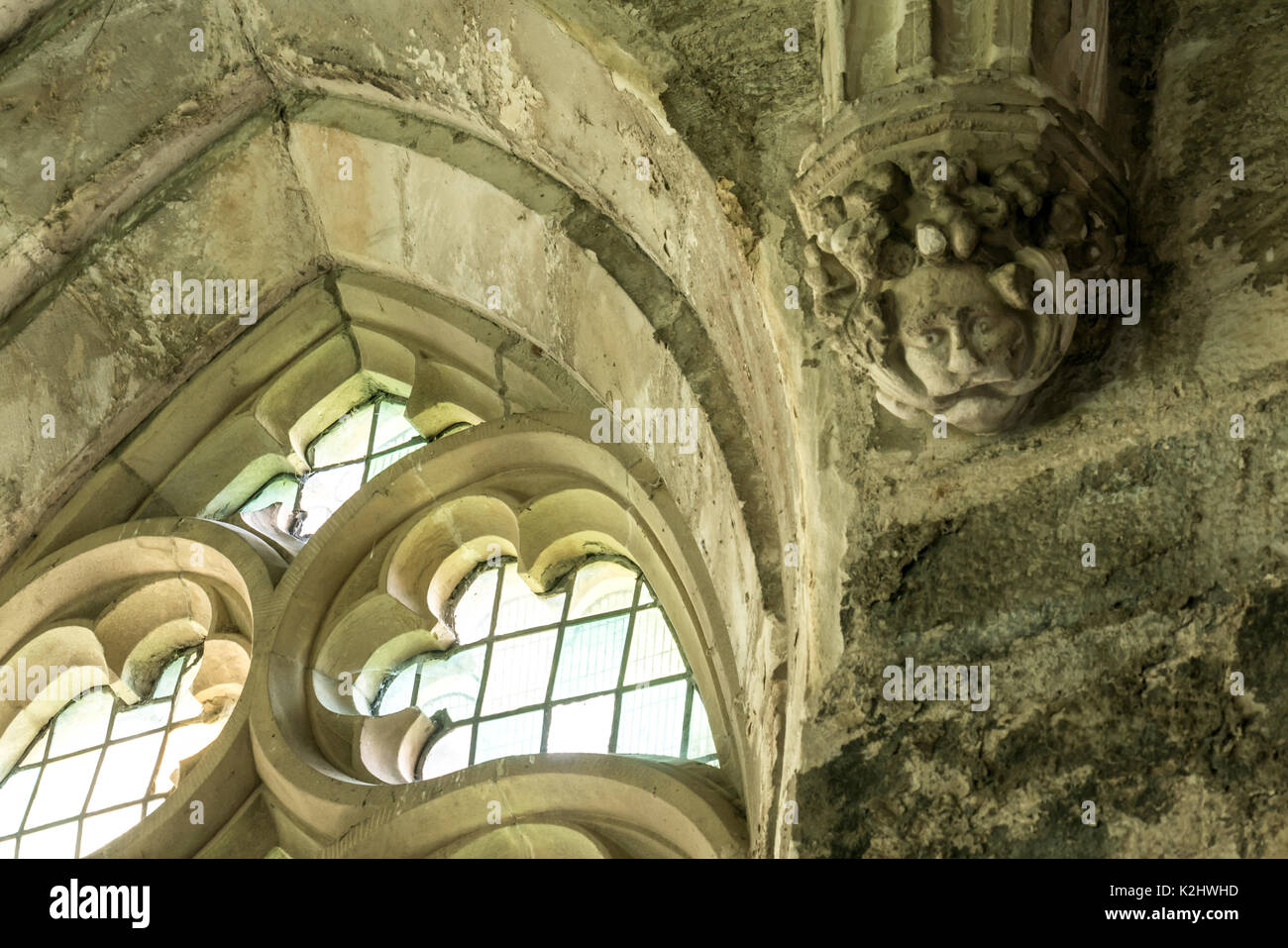 Detail der geschnitzten Kopf und Gesicht in Corbel unter der Decke Vault, mittelalterliche Seton Stiftskirche, East Lothian, Schottland, Großbritannien Stockfoto