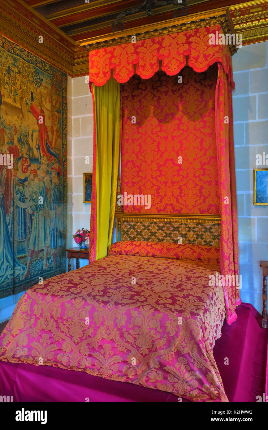 Schlafzimmer der fünf Königinnen im Chateau de Chenonceau, Loire Tal, Frankreich. Das Bett hat rot und lila Seide brocade Fabric mit goldenen Fäden gewebt. Stockfoto