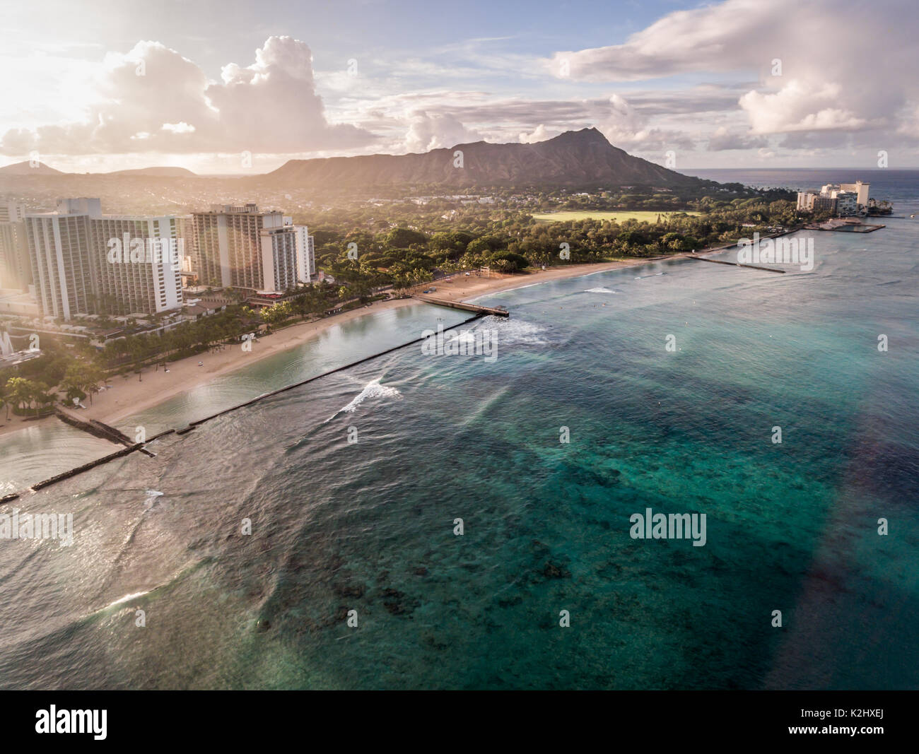 Luftaufnahme von Diamond Head, das Meer und den Strand in Waikiki, Honolulu Hawaii Stockfoto