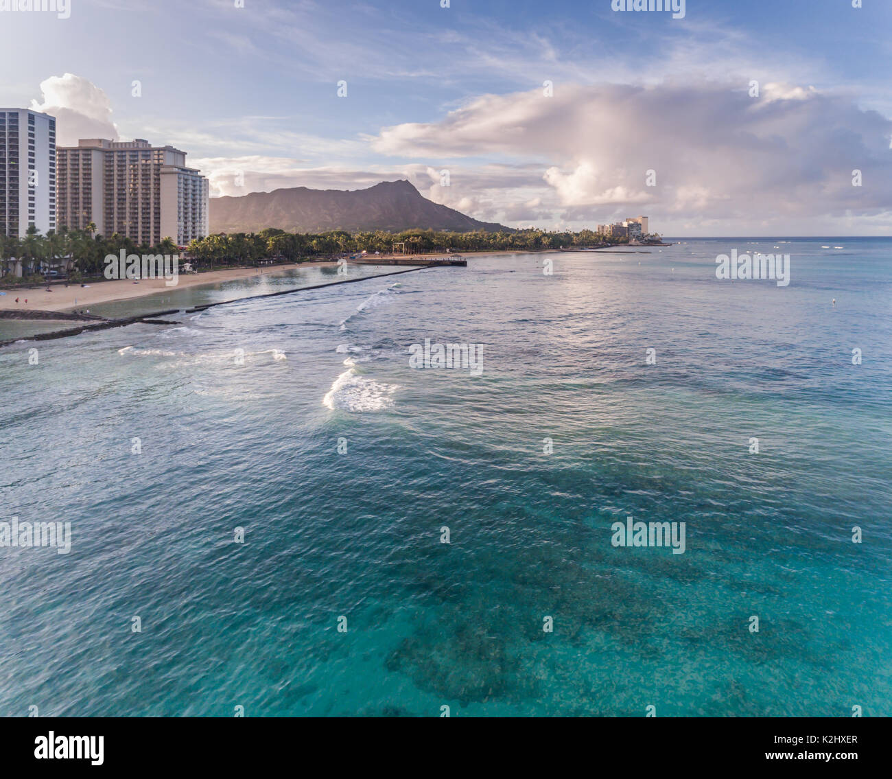 Luftaufnahme von Diamond Head, das Meer und den Strand in Waikiki, Honolulu Hawaii Stockfoto