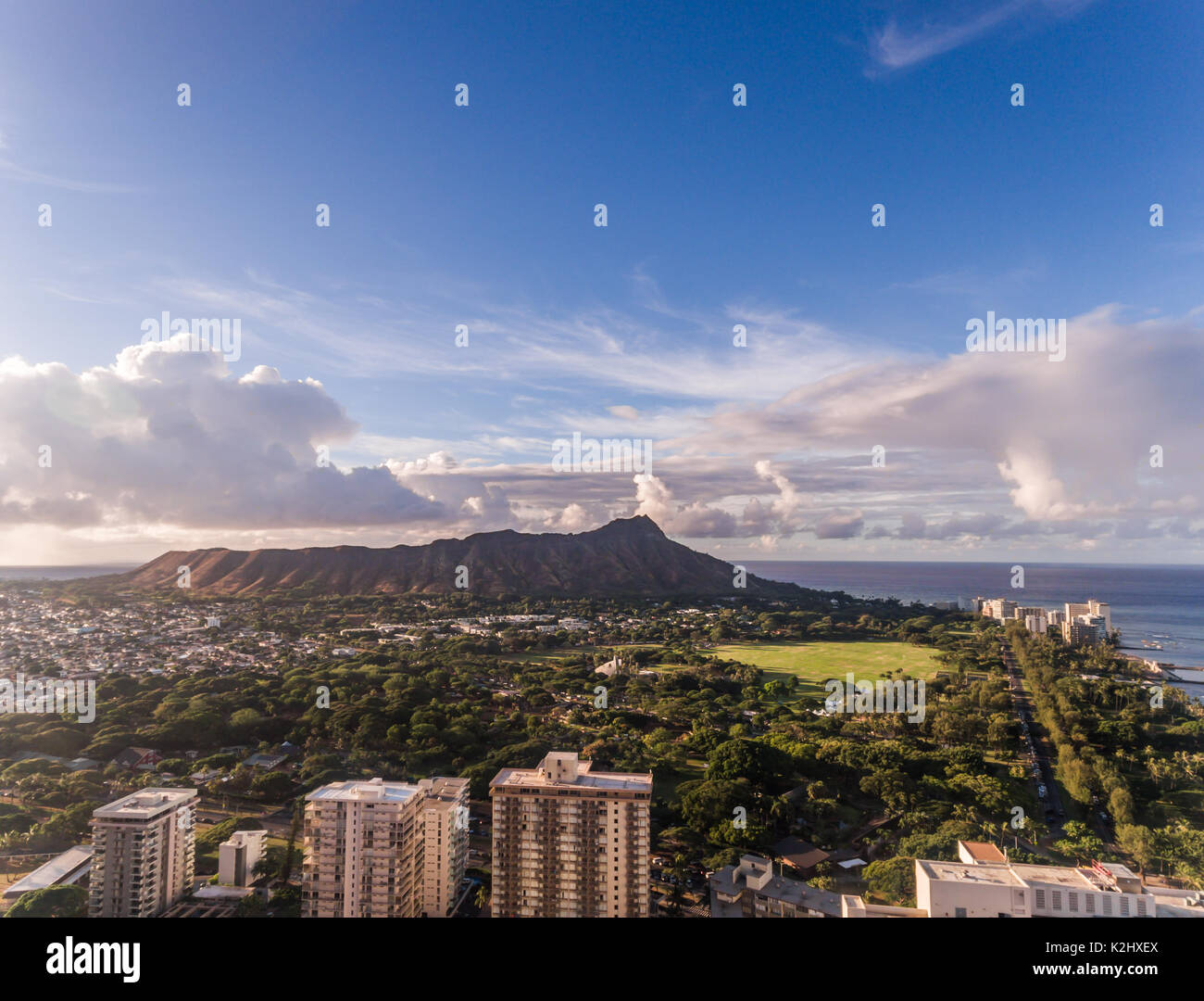 Luftaufnahme von Diamond Head, das Meer und den Strand in Waikiki, Honolulu Hawaii Stockfoto