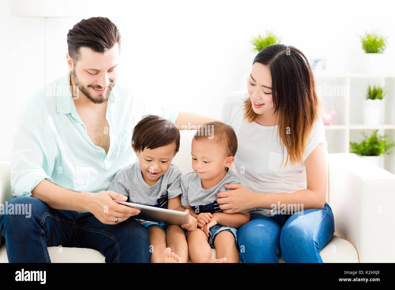 Happy gemischten Rennen Familie beobachten die Tablette Stockfoto