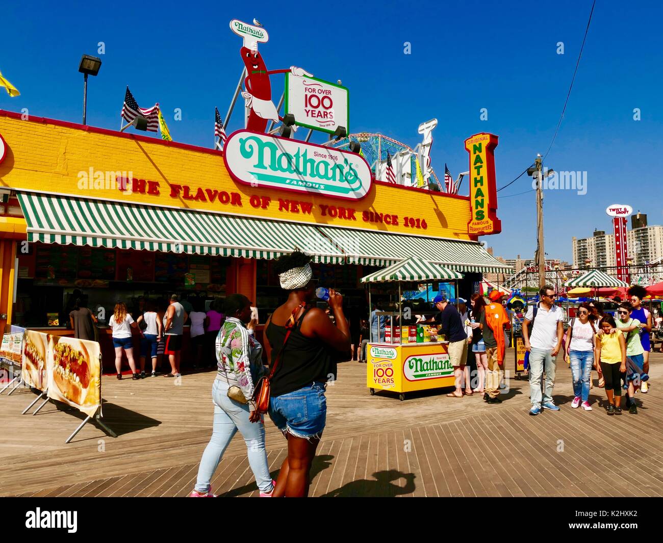 Coney Island, New York, USA. Gruppen von Menschen vor Nathan's berühmten Hotdogs, ein Restaurant für über 100 Jahre dienen, an einem warmen Tag im August. Stockfoto