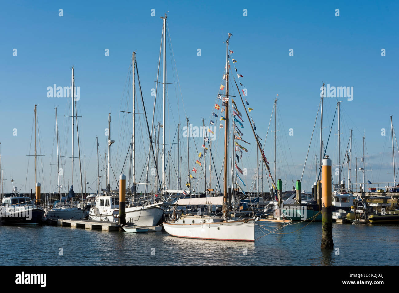 Günstig Yachten in Yarmouth Hafen auf der Isle of Wight Hampshire UK Stockfoto