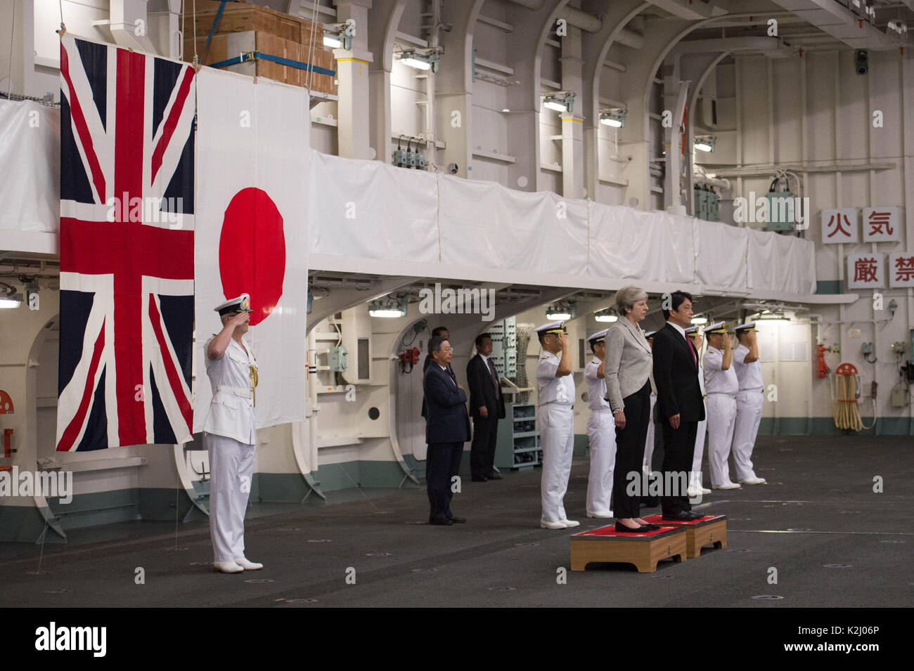 Premierminister Theresa May trifft die Besatzung und Marineangehörigen einschließlich derjenigen, die von der britischen Royal Navy an Bord des Japanischen Flugzeugträger, J.S.Izumo in Yokosuka Naval Base in der Nähe von Tokio. Stockfoto