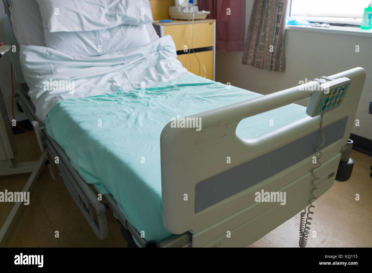 Ein leeres Bett von NHS-Krankenhaus auf einer Station UK Stockfoto