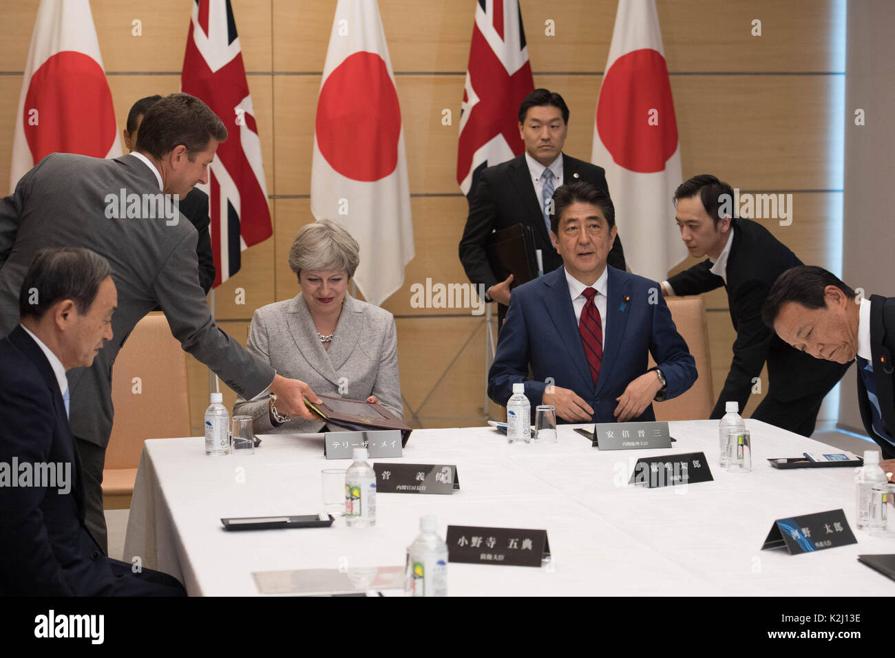 Premierminister Theresa May und ihrem japanischen Pendant Shinzo Abe Treffen mit Japans Nationale Sicherheitsrat im Büro des Premierministers in Tokio, wo sie die Situation mit Nordkorea diskutiert. Stockfoto